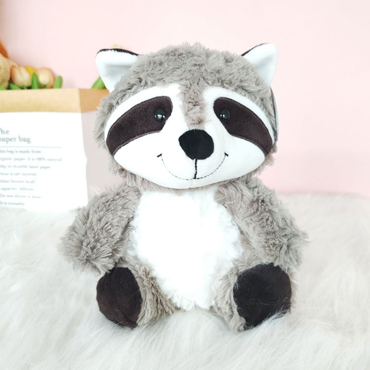 Pluszowy szop pracz z dużym puszystym ogonem